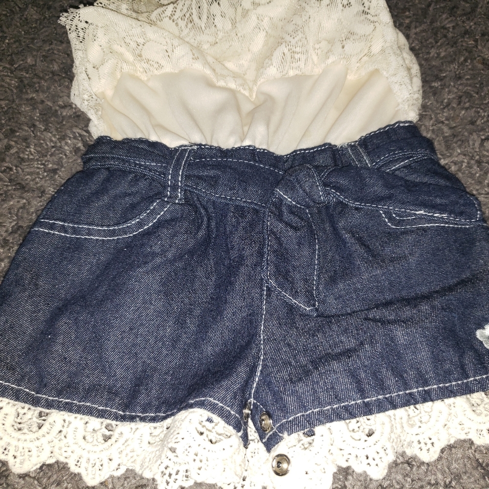 2 Rompers button snaps for easy pamper changes. - Picture 13 of 16
